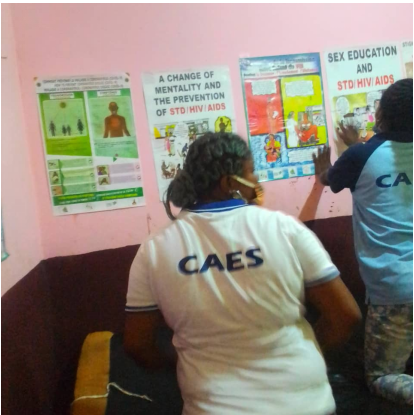 Campagne d’affichage du 21 octobre 2022 LUTTE CONTRE LES IST, VIH/SIDA ET COVID 19 : Les Centres d’Accueil de l’Espoir (CAES) ratissent large