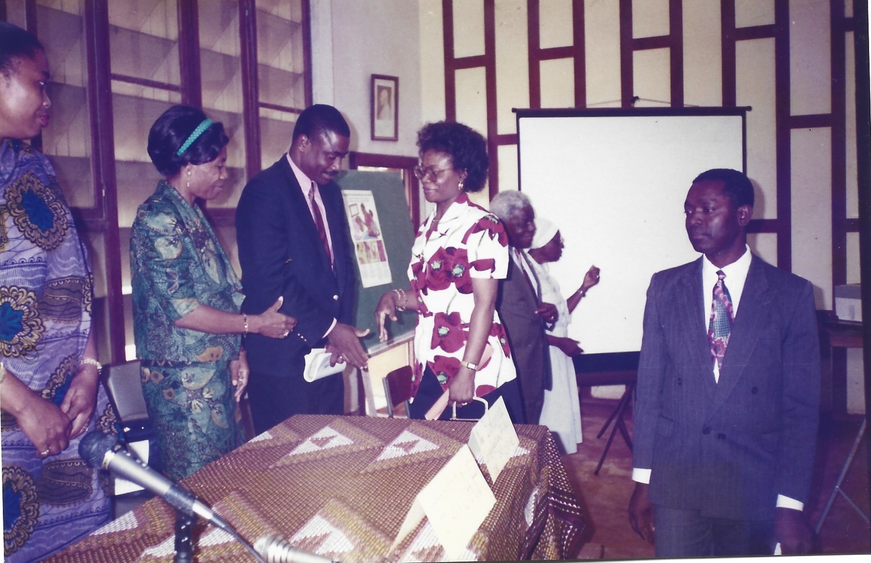 Arrivée de la représentante du Ministre de la Santé Dr NTEP lors du lancement officiel des activités des CAES au centre Jean XXIII de MVOLYE le 24 novembre 1995