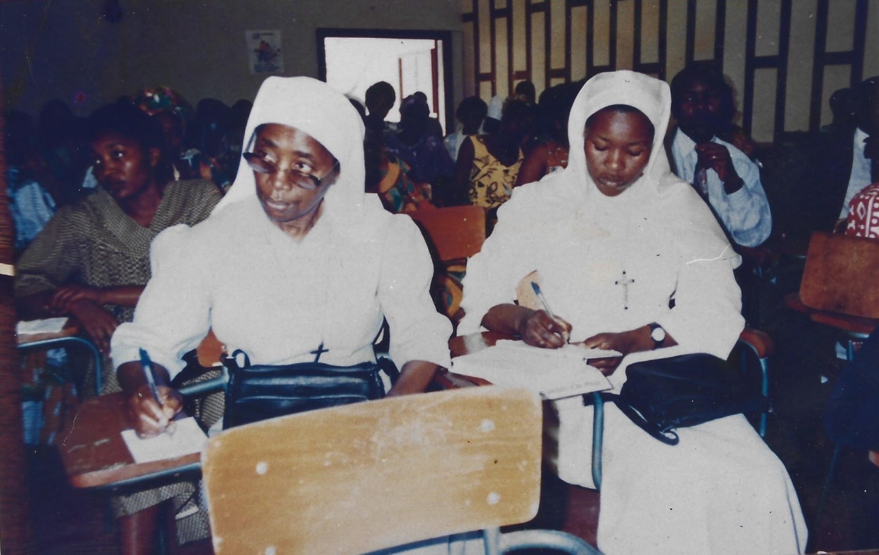 Une vue de l&#039;assemblée  au premier rang Sœur Blandine-congrégation des filles de Marie, Sœur Angéline Eve congrégation des sœurs du Saint Cœur  de Jesus