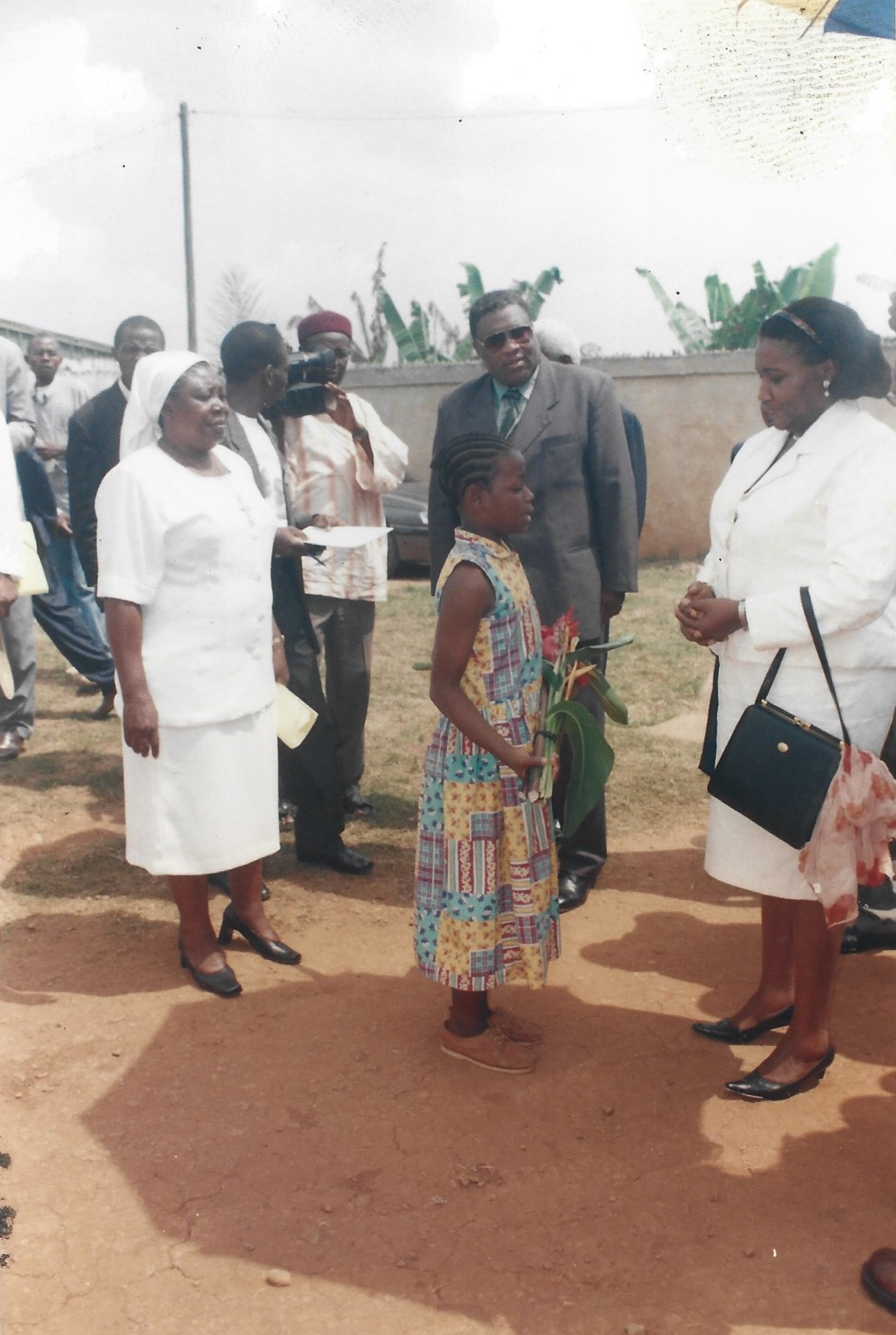 Visite officielle au Centre des Orphelins de Sida d&#039;EFOULAN par  le Miinistre des affaifres sociale Mme BOMBA NKOLO