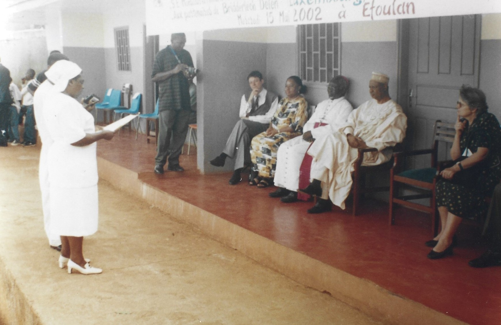 Le mot de bienvenue de la Sœur MEWOULOU à Mgr OWONA MIMBOE évêque dOBALA et  S. E. Alim HAYATOU sécrétaire d&#039;etat à la santé