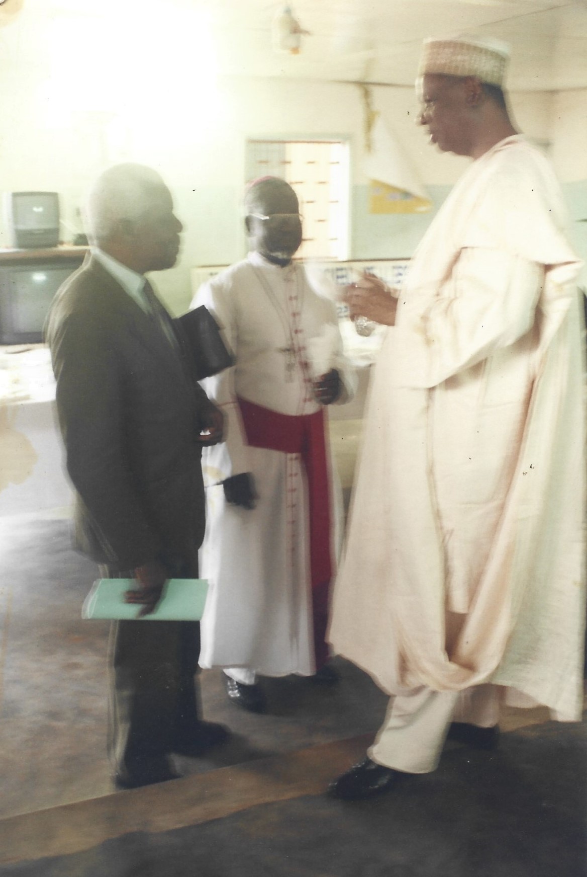 Mgr OWONA MIMBOE et Prof ZOUNG KANYI disent aurevoir  au Secrétaire dEtat à la santé