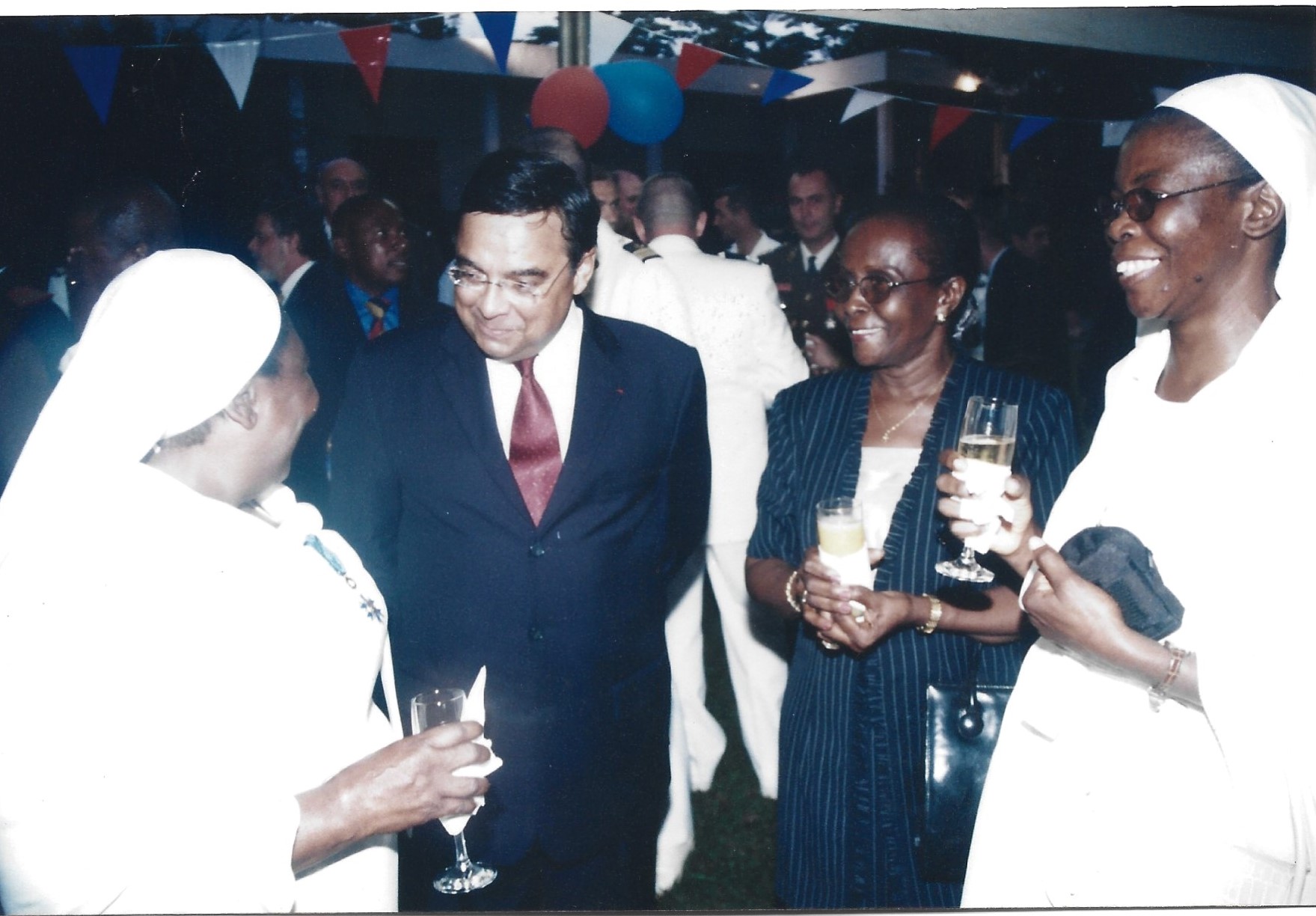 Félicitations de l&#039;Ambassadeur de France au Cameroun après la remise de la défense