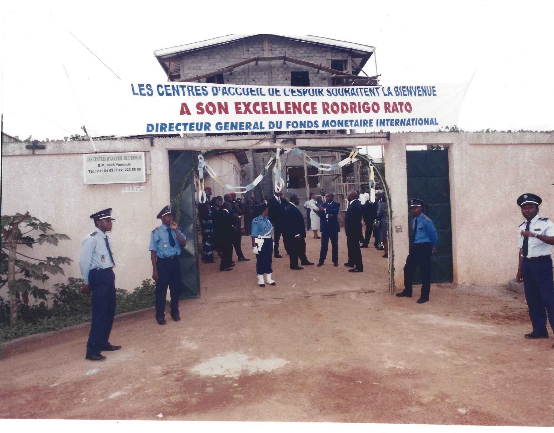 Visite du Directeur du Fond Monétaire Internationale au Centre des orphelins d&#039;EFOULAN
