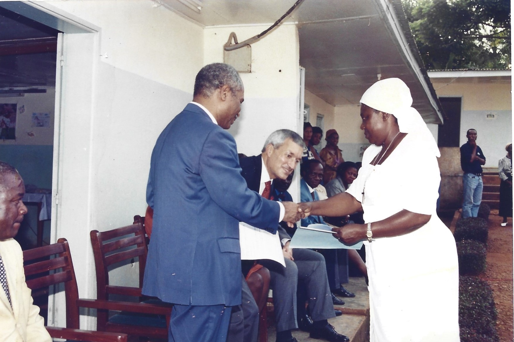 M. CALDERESI Directeur des Opérations pour l&#039;Afrique Centrale à la Banque Mondiale et le Minsanté Laurent ESSO au centre