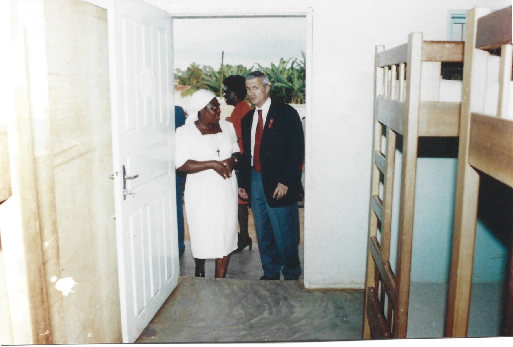 M. Calderesi aprécie la propreté et l&#039;ordre dans les dortoirs du Centre des orphelins d&#039;EFOULAN