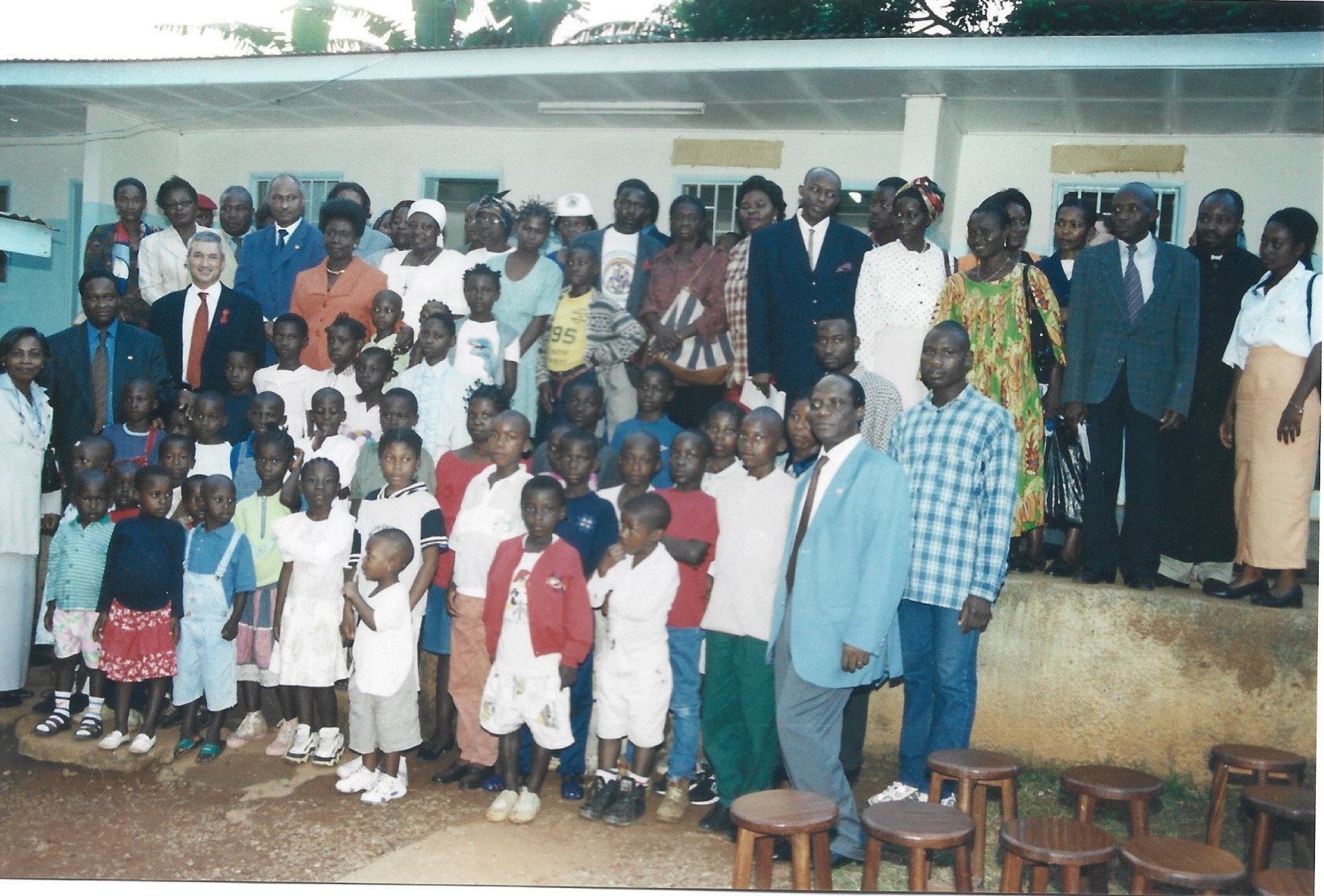 Photo de famille des orphelins avec M. CALDERISI