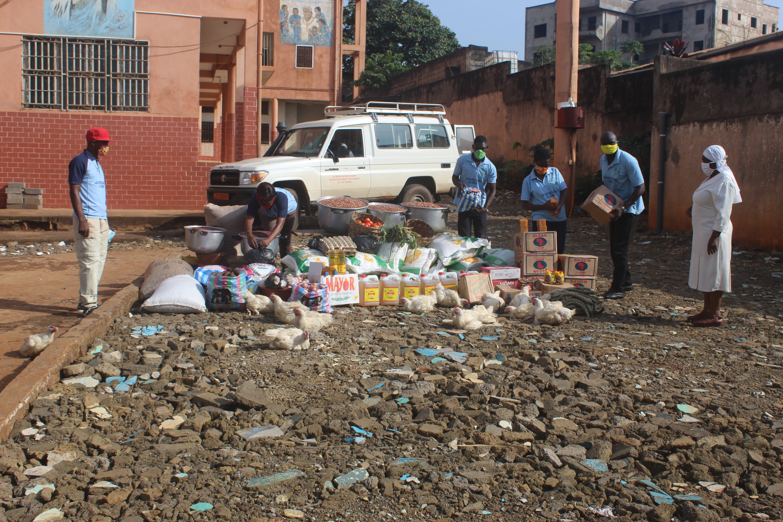 Préparation de la distribution des denrées  dans les familles d&#039;accueil et d&#039;origine