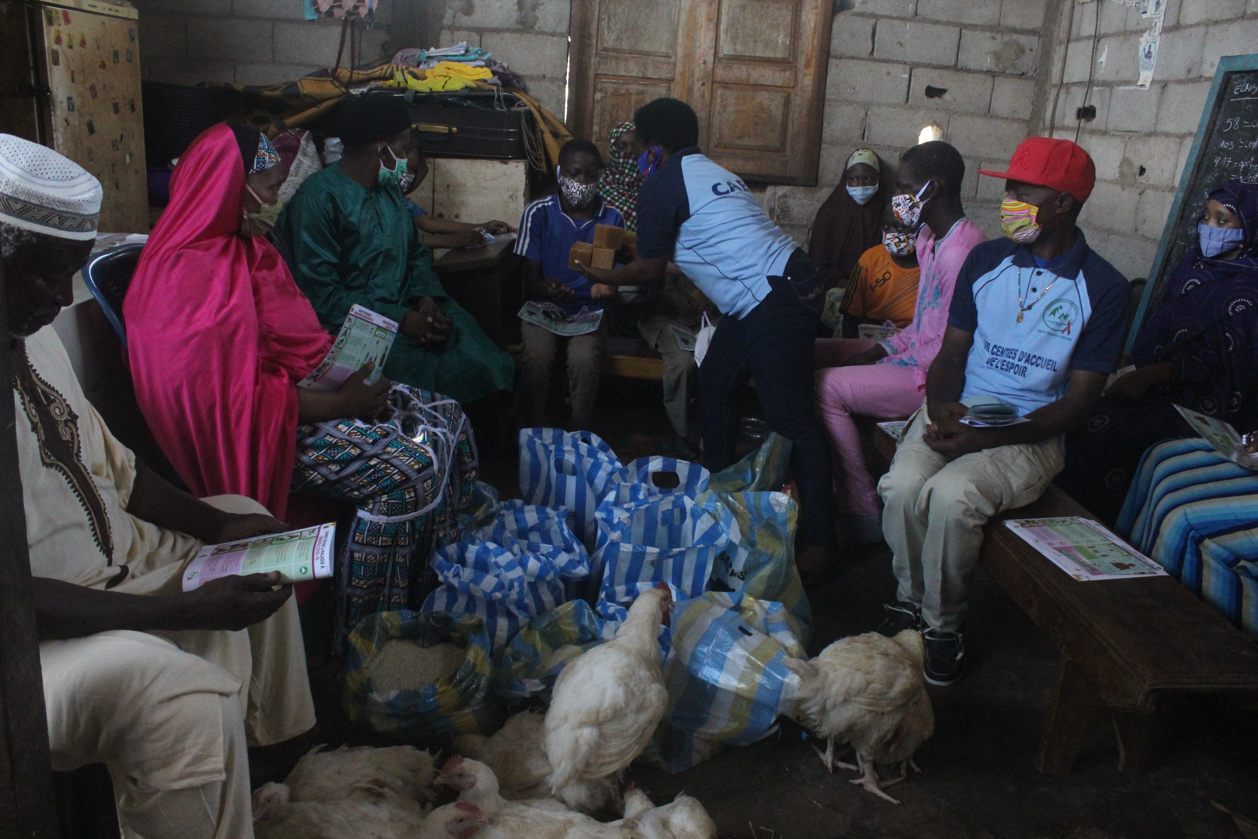 Distribution des denrées alimentaires au sein de l&#039;association DAROUSSALAM