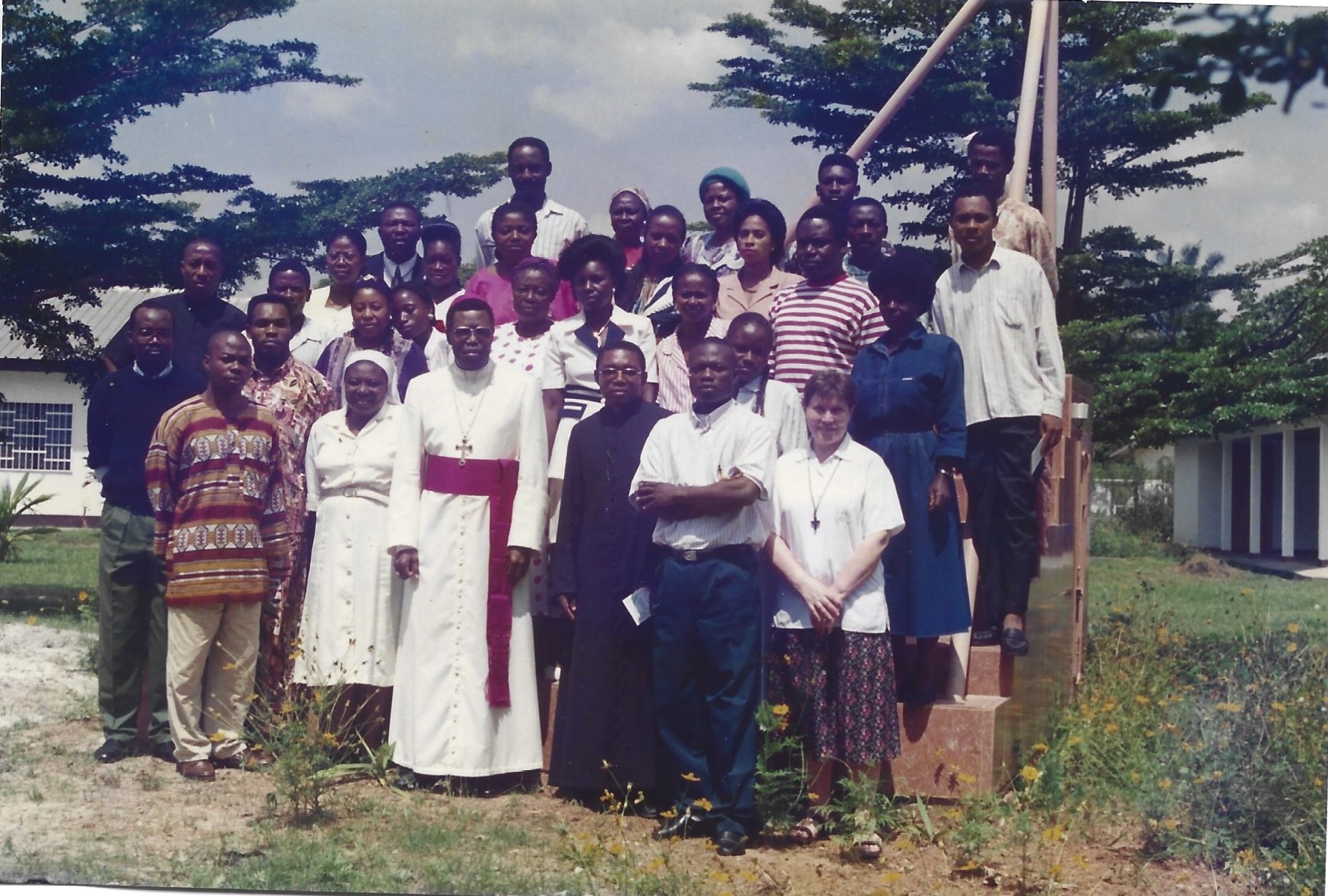 Photo de famille à la clôture de la formation des ouvriers apostoliques  du diocèse de MBALMAYO
