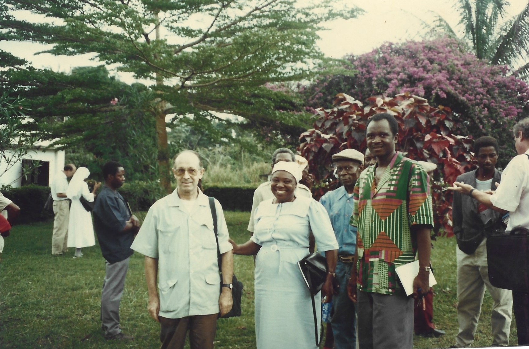 M. l&#039;Abbé J. BEFE ATEBA et un autre prêtre félicitent la Soeur pour sa grande initiative